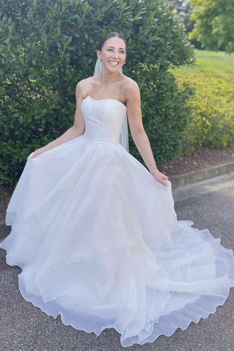 Vestido de novia largo de varios niveles, sin tirantes y corte A con cola
